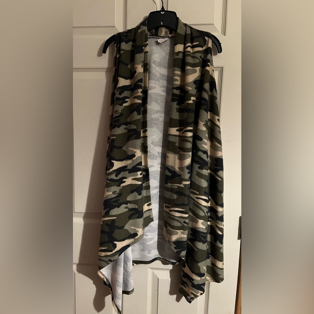 Camouflage open front vest, size large, brushed fleece
Super soft!!